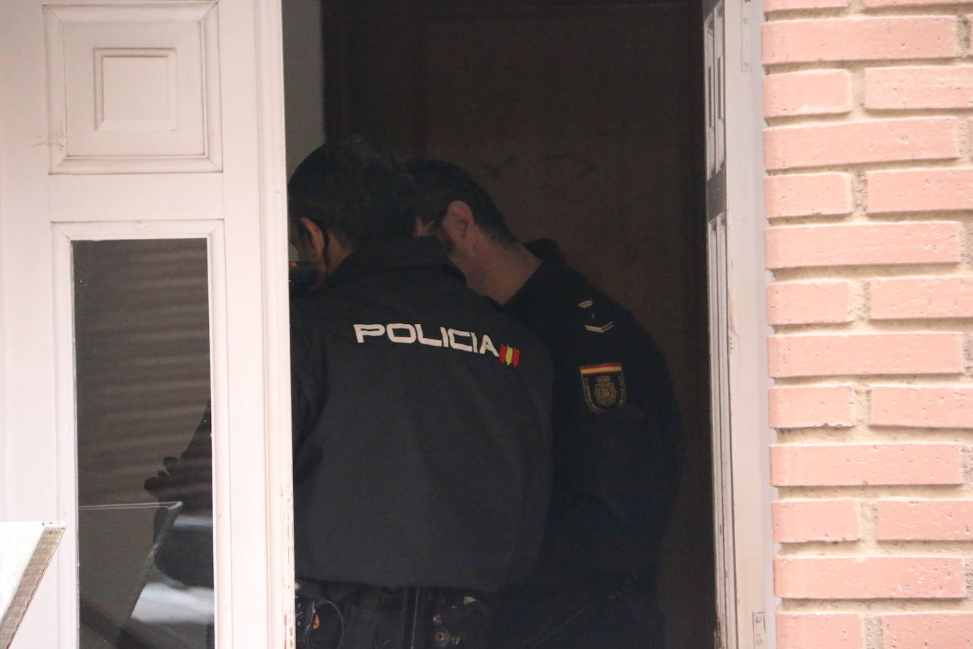 La Policía Nacional registra durante tres horas la vivienda del acusado de matar a su madre en el barrio de San Esteban. El detenido, que ha estado presente en el registro policial, reconoce la mala relación con su progenitora pero no confiesa la autoría. La Policía Judicial agota los plazos legales y suma evidencias para llevar ante el juez del caso. 