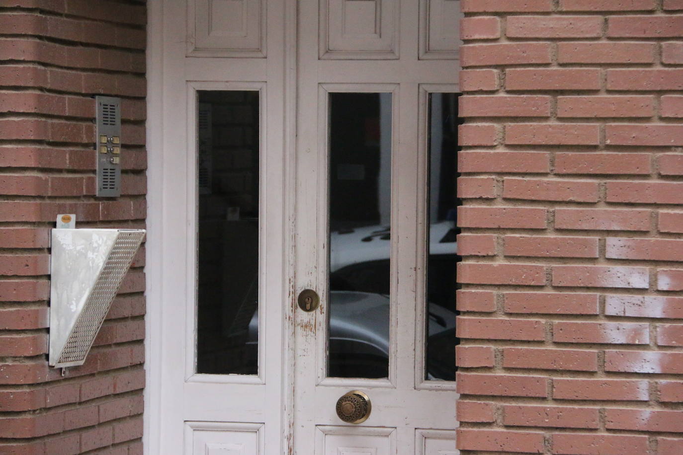 La Policía Nacional registra durante tres horas la vivienda del acusado de matar a su madre en el barrio de San Esteban. El detenido, que ha estado presente en el registro policial, reconoce la mala relación con su progenitora pero no confiesa la autoría. La Policía Judicial agota los plazos legales y suma evidencias para llevar ante el juez del caso. 