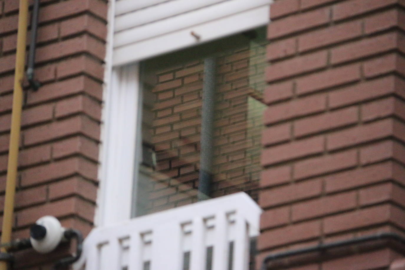 La Policía Nacional registra durante tres horas la vivienda del acusado de matar a su madre en el barrio de San Esteban. El detenido, que ha estado presente en el registro policial, reconoce la mala relación con su progenitora pero no confiesa la autoría. La Policía Judicial agota los plazos legales y suma evidencias para llevar ante el juez del caso. 