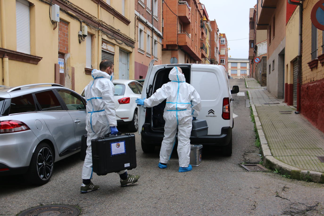 La Policía Nacional registra durante tres horas la vivienda del acusado de matar a su madre en el barrio de San Esteban. El detenido, que ha estado presente en el registro policial, reconoce la mala relación con su progenitora pero no confiesa la autoría. La Policía Judicial agota los plazos legales y suma evidencias para llevar ante el juez del caso. 