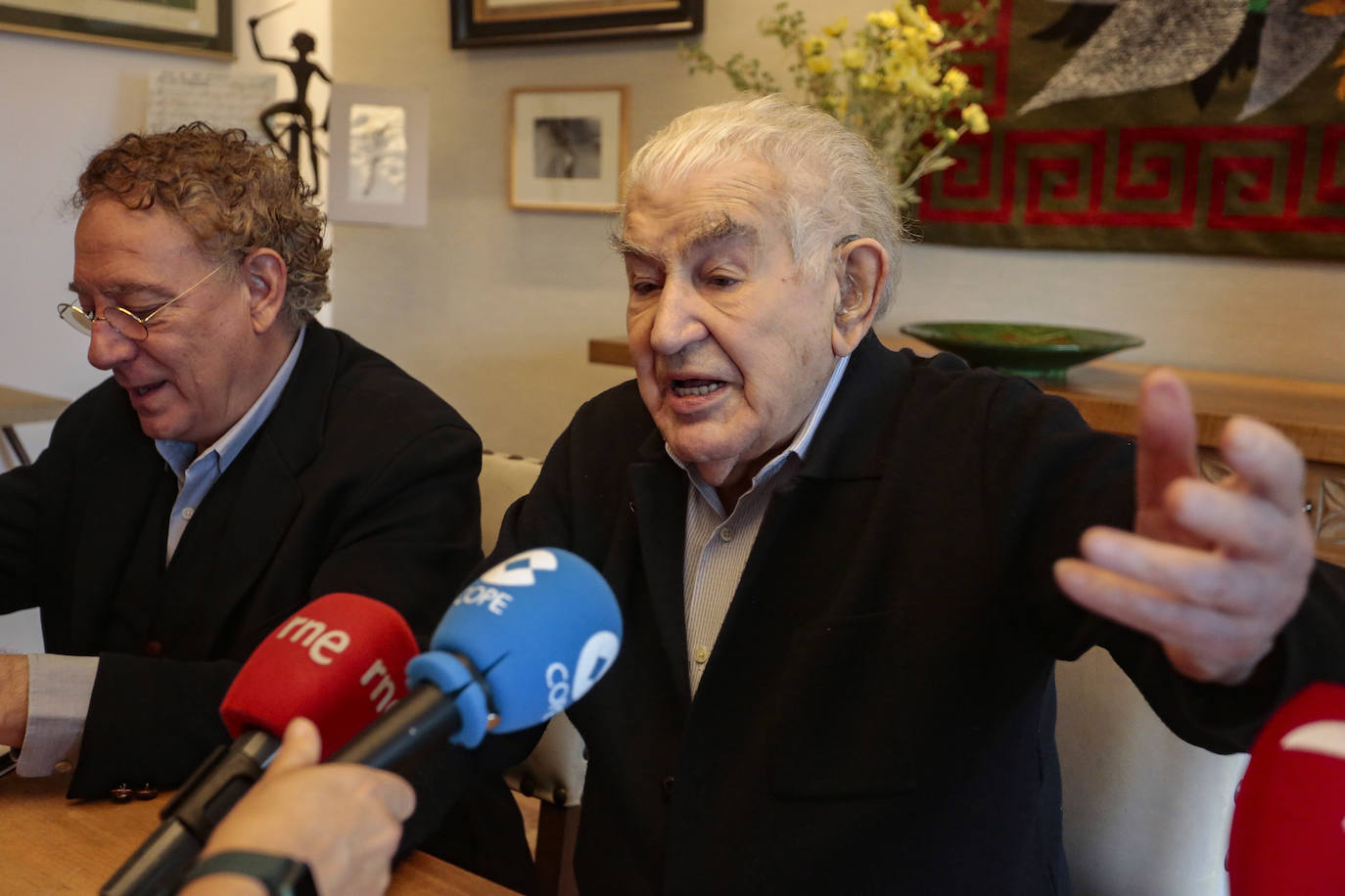 Los poetas Antonio Gamoneda y Juan Carlos Mestre y el director-gerente de la Fundación Antonio Pereira, Joaquín Otero Pereira, presentan el Premio Internacional de Poesía Centenario Antonio Pereira y la edición 'Todos los poemas y todos los cuentos' de Antonio Pereira, editada por Siruela con motivo del centenario del autor