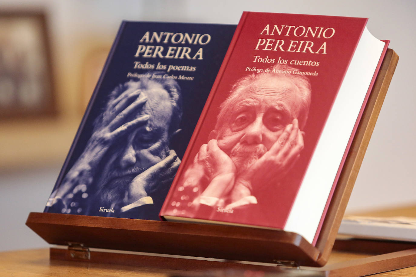 Los poetas Antonio Gamoneda y Juan Carlos Mestre y el director-gerente de la Fundación Antonio Pereira, Joaquín Otero Pereira, presentan el Premio Internacional de Poesía Centenario Antonio Pereira y la edición 'Todos los poemas y todos los cuentos' de Antonio Pereira, editada por Siruela con motivo del centenario del autor