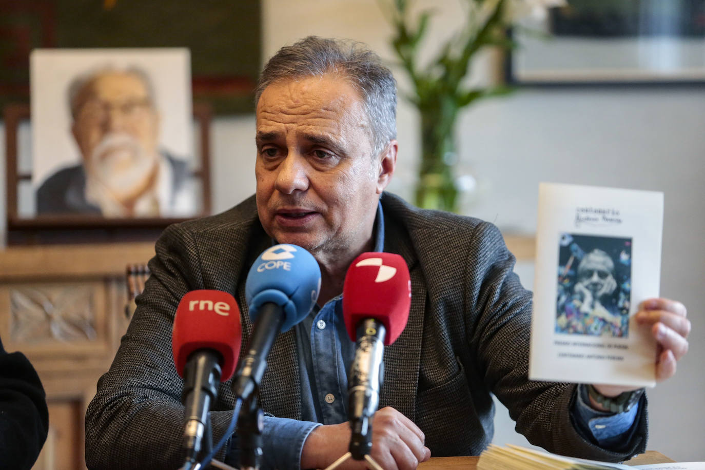 Los poetas Antonio Gamoneda y Juan Carlos Mestre y el director-gerente de la Fundación Antonio Pereira, Joaquín Otero Pereira, presentan el Premio Internacional de Poesía Centenario Antonio Pereira y la edición 'Todos los poemas y todos los cuentos' de Antonio Pereira, editada por Siruela con motivo del centenario del autor