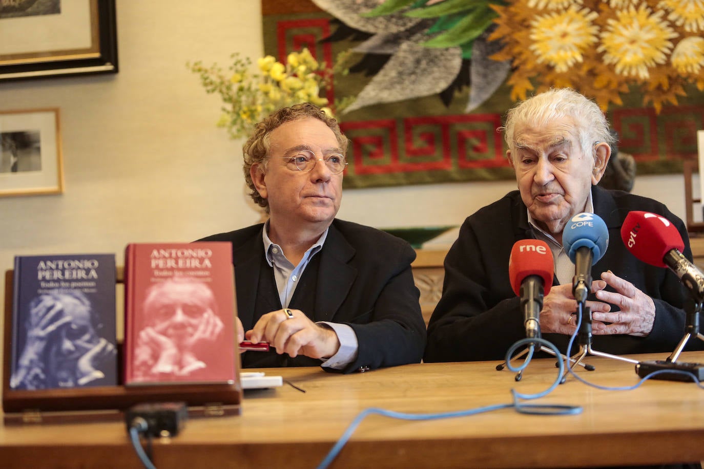 Los poetas Antonio Gamoneda y Juan Carlos Mestre y el director-gerente de la Fundación Antonio Pereira, Joaquín Otero Pereira, presentan el Premio Internacional de Poesía Centenario Antonio Pereira y la edición 'Todos los poemas y todos los cuentos' de Antonio Pereira, editada por Siruela con motivo del centenario del autor