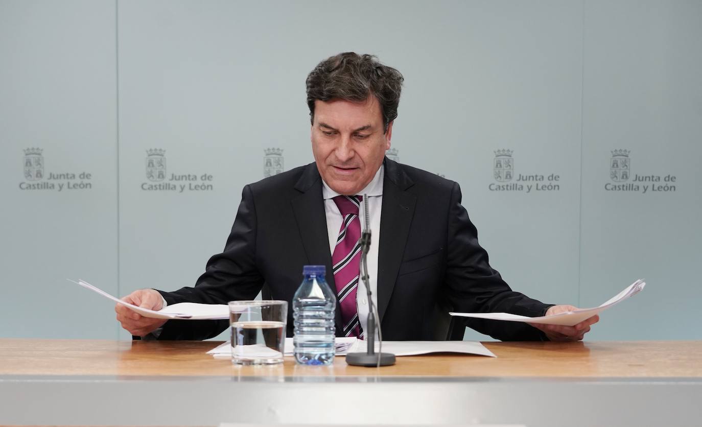 El consejero de Economía y Hacienda y portavoz, Carlos Fernández Carriedo, comparece en rueda de prensa posterior al Consejo de Gobierno.