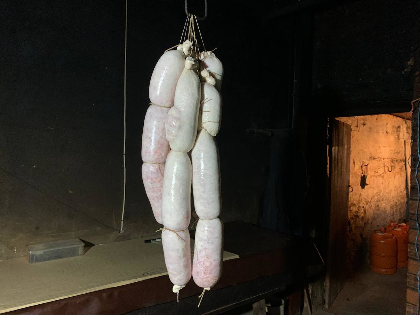 Una familia de Veguellina de Órbigo realiza la tradicional matanza.