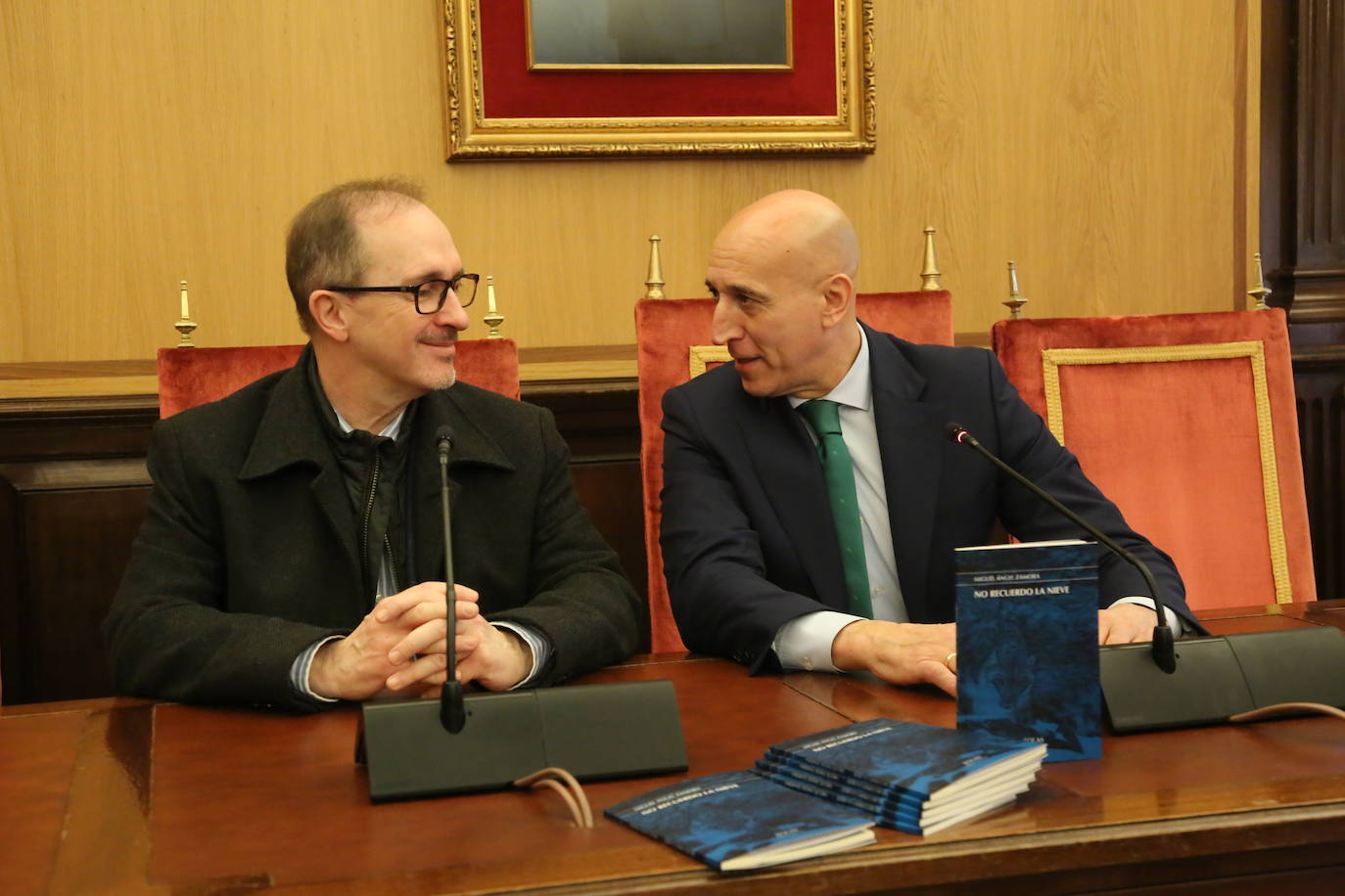 Acto de entrega del premio de poesía González de Lama a Miguel Ángel Zamora.