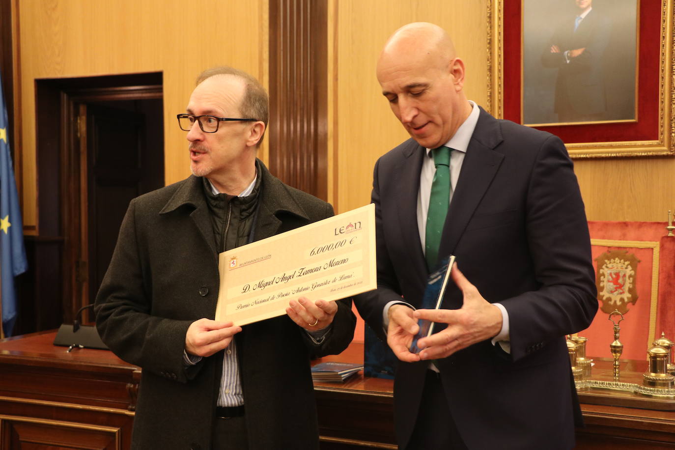 Acto de entrega del premio de poesía González de Lama a Miguel Ángel Zamora.