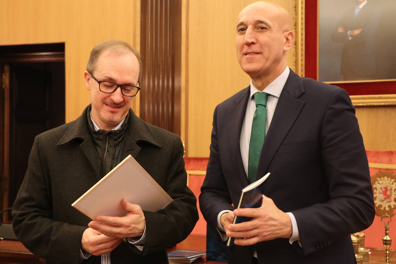 Acto de entrega del premio de poesía González de Lama a Miguel Ángel Zamora.