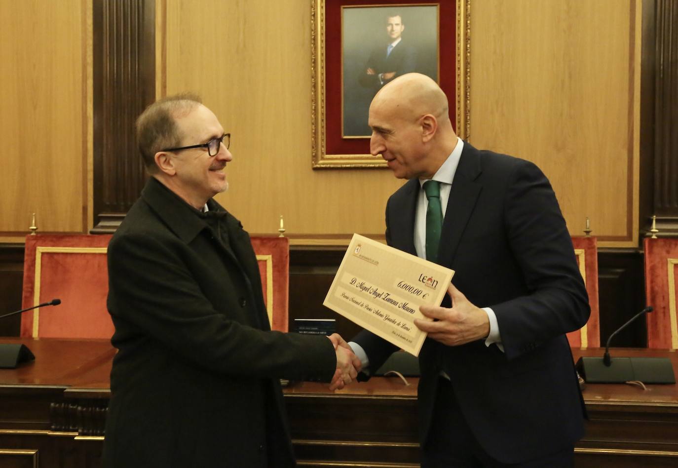 Acto de entrega del premio de poesía González de Lama a Miguel Ángel Zamora.