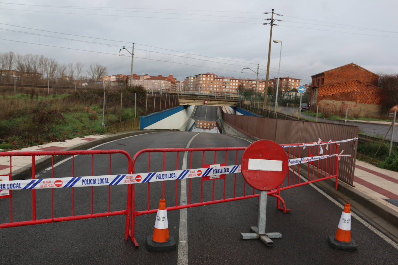Un fallo en una bomba de agua propicia que el nivel freático suba y anegue este paso subterráneo de San Andrés del Rabanedo