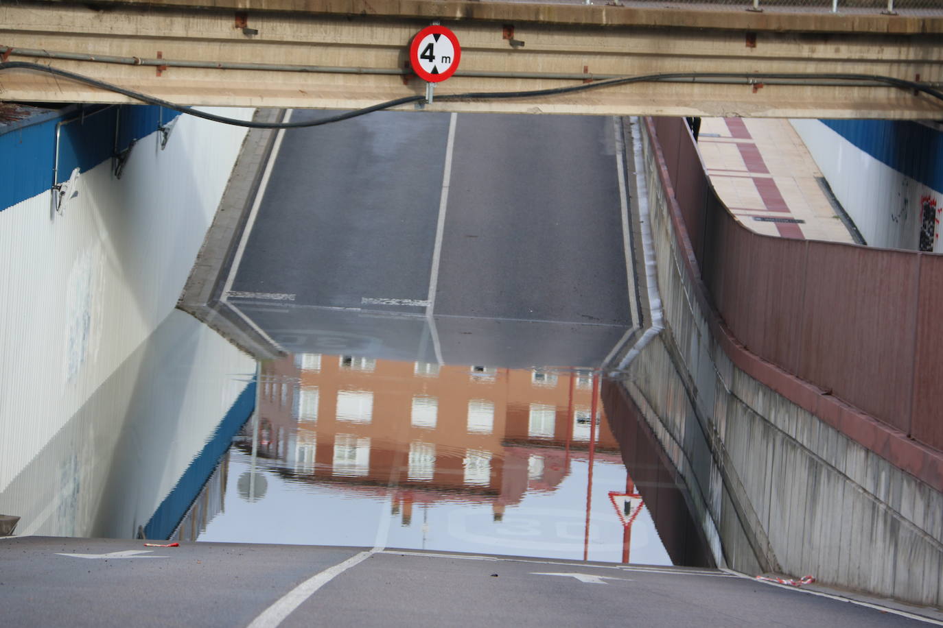 Un fallo en una bomba de agua propicia que el nivel freático suba y anegue este paso subterráneo de San Andrés del Rabanedo
