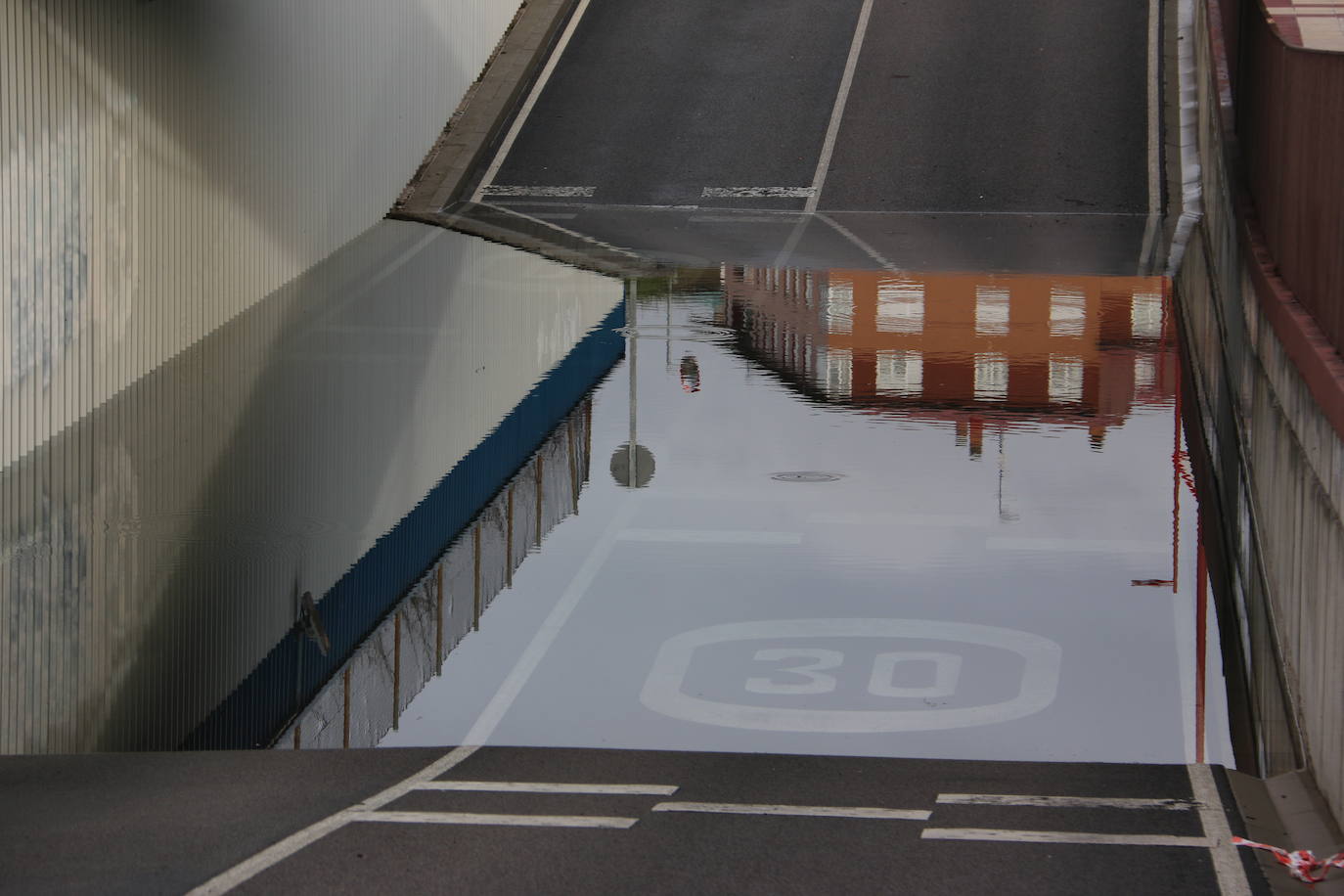 Un fallo en una bomba de agua propicia que el nivel freático suba y anegue este paso subterráneo de San Andrés del Rabanedo