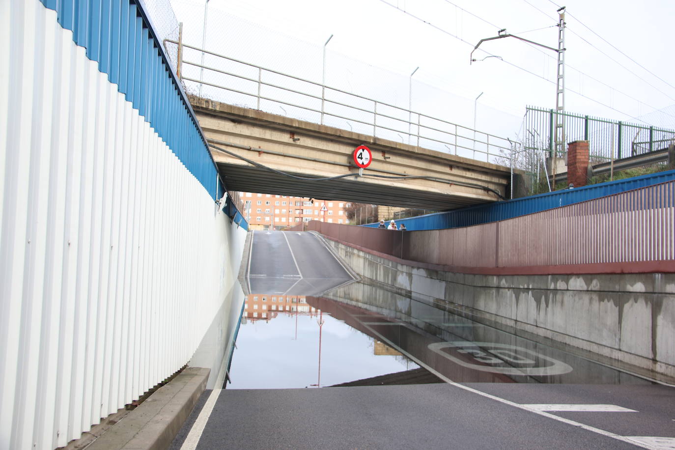 Un fallo en una bomba de agua propicia que el nivel freático suba y anegue este paso subterráneo de San Andrés del Rabanedo