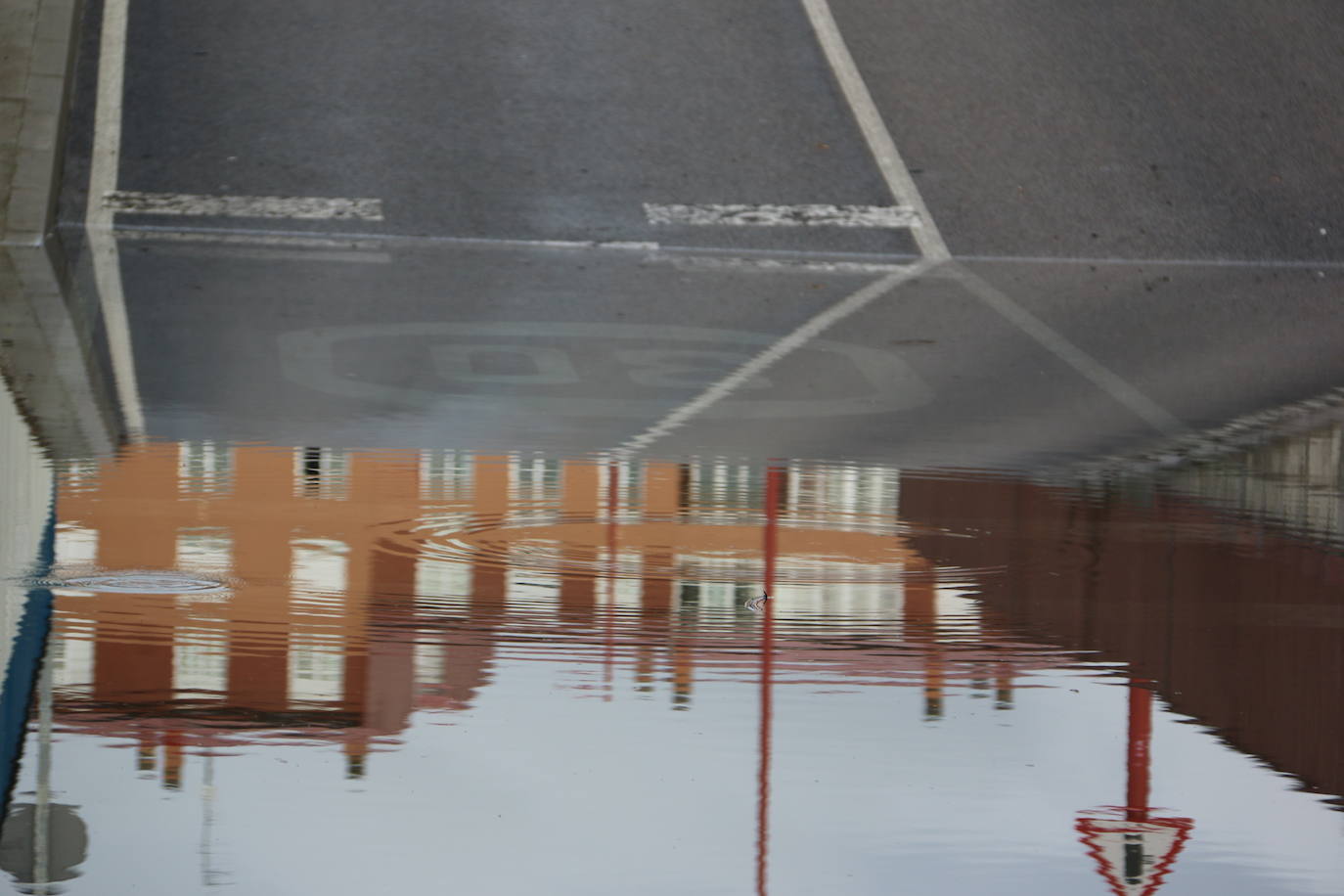 Un fallo en una bomba de agua propicia que el nivel freático suba y anegue este paso subterráneo de San Andrés del Rabanedo