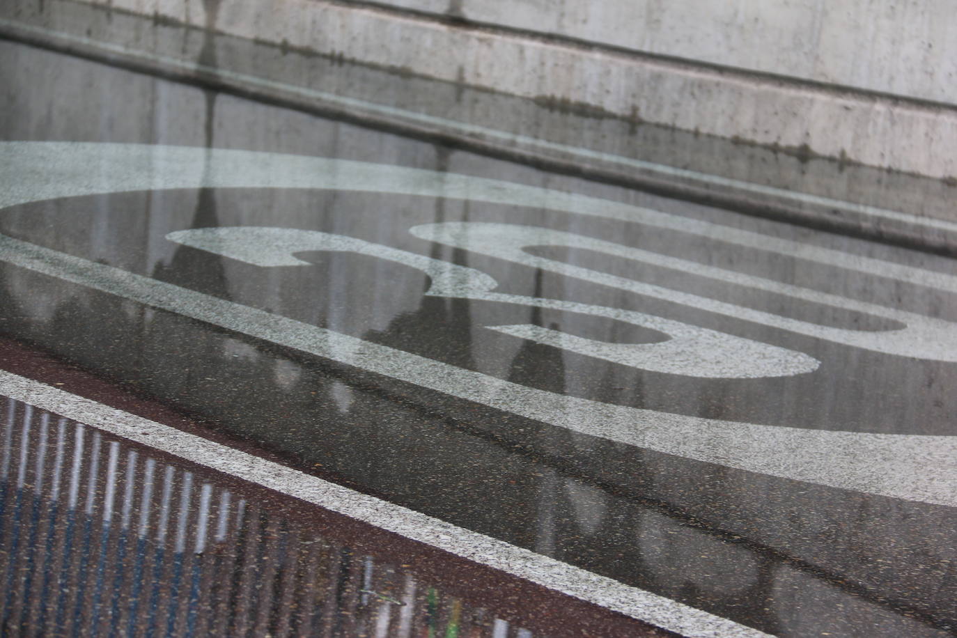 Un fallo en una bomba de agua propicia que el nivel freático suba y anegue este paso subterráneo de San Andrés del Rabanedo