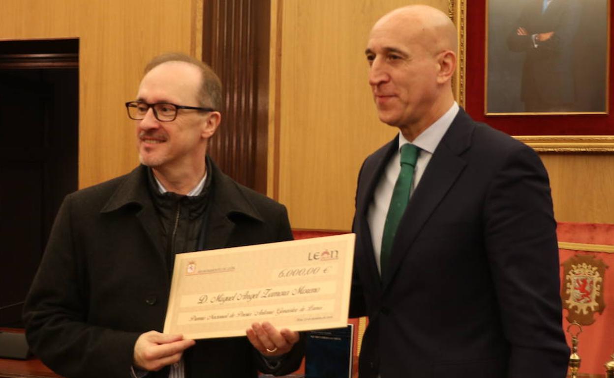 El alcalde de León, José Antonio Diez, entrega el cheque de 6.000 euros a Miguel Ángel Zamora, ganador del XLVIII Premio de Poesía González de Lama. 