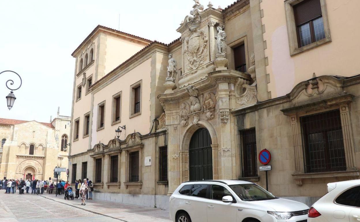 Imagen de la fachada principal de la Audiencia Provincial de León. 