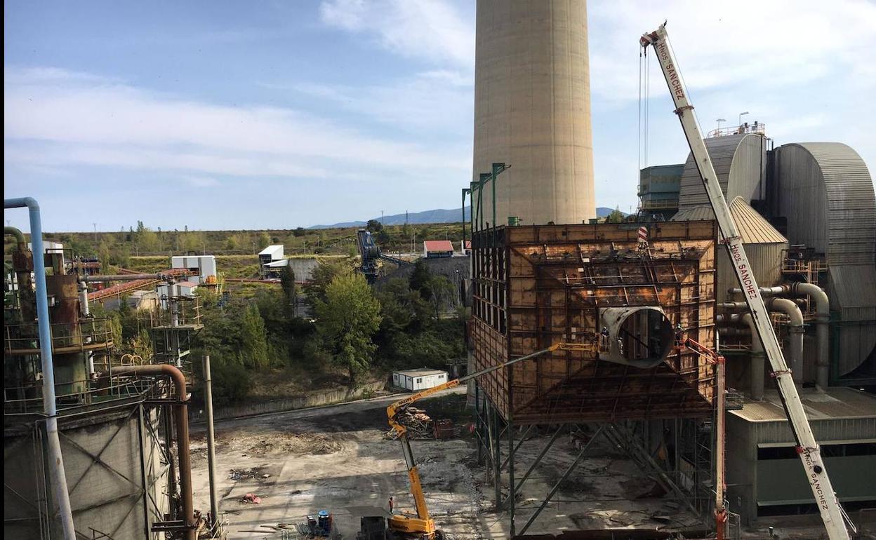 Trabajos de desmantelamiento de la central de Compostilla II.