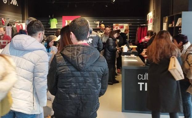 Galería. Las colas fueron nota predominante este jueves en la tienda oficial del club.