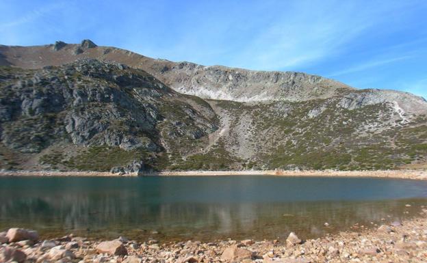 Primer plano del Lago Ausente, en Puebla de Lillo, León