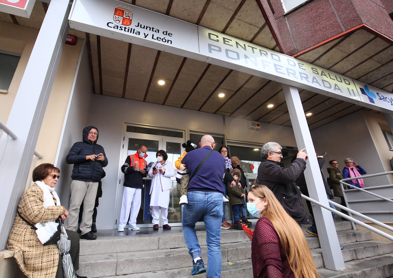 Concentración contra el cierre de la urgencias de pediatría en el centro de salud de Pico Tuerto de Ponferrada