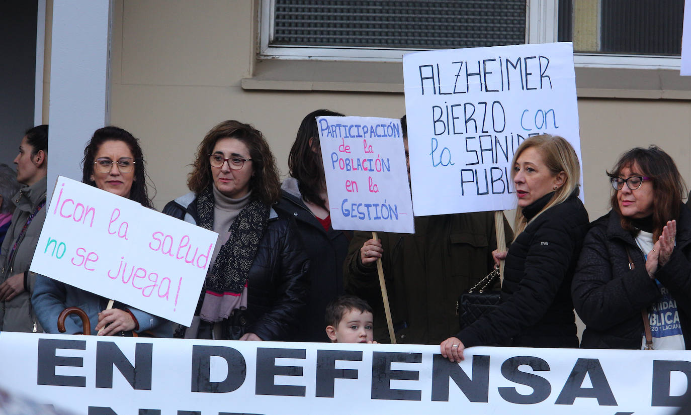 Concentración contra el cierre de la urgencias de pediatría en el centro de salud de Pico Tuerto de Ponferrada