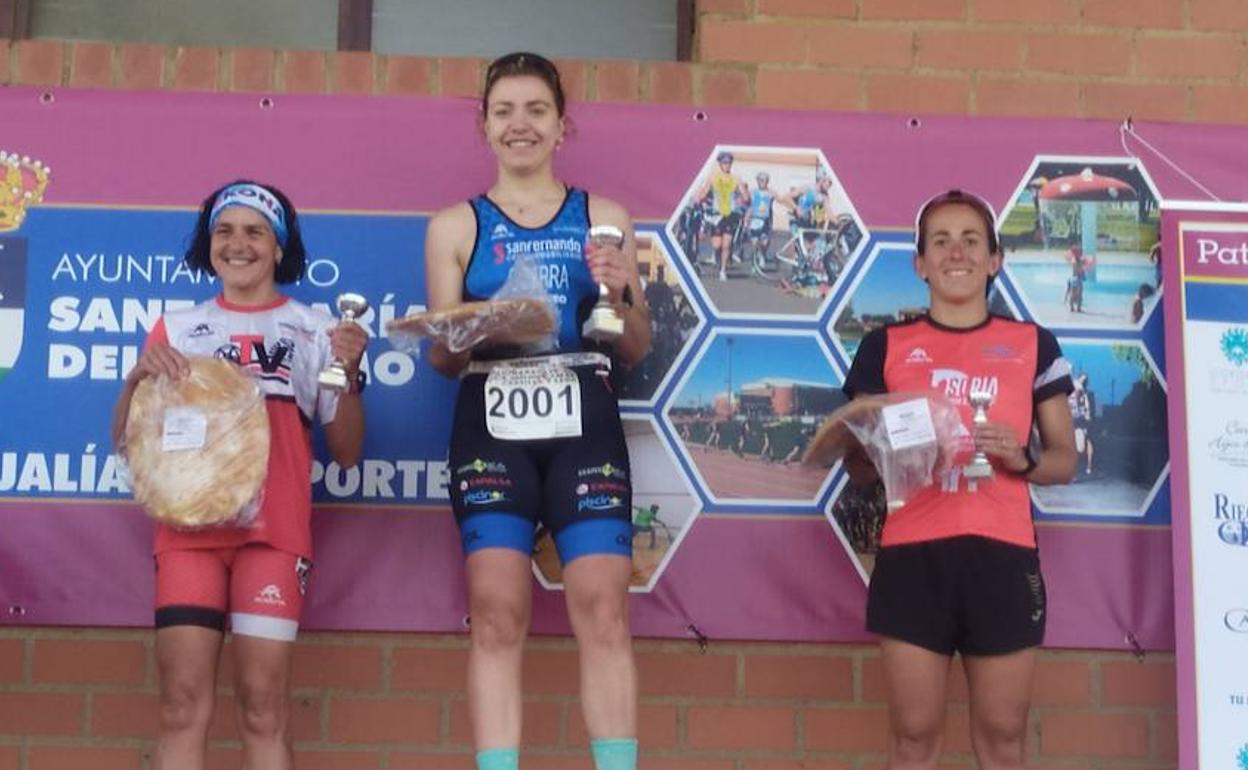 Podio femenino del Duatlón de Santa María del Páramo en 2022.