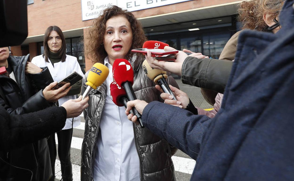 La coordinadora de la Junta en El Bierzo explica la situación de las urgencias pediátricas.