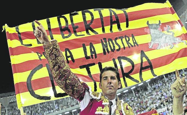 Serafín Marín sale a hombros de la Monumental, en la última corrida celebrada en Barcelona en 2011. 