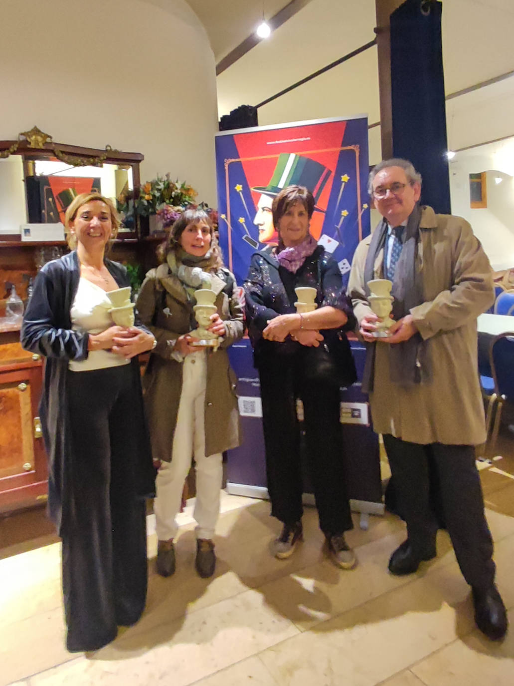 Los galardones se han entregado anoche, en el transcurso de una cena mágica en el Museo Casa Botines Gaudí en León.