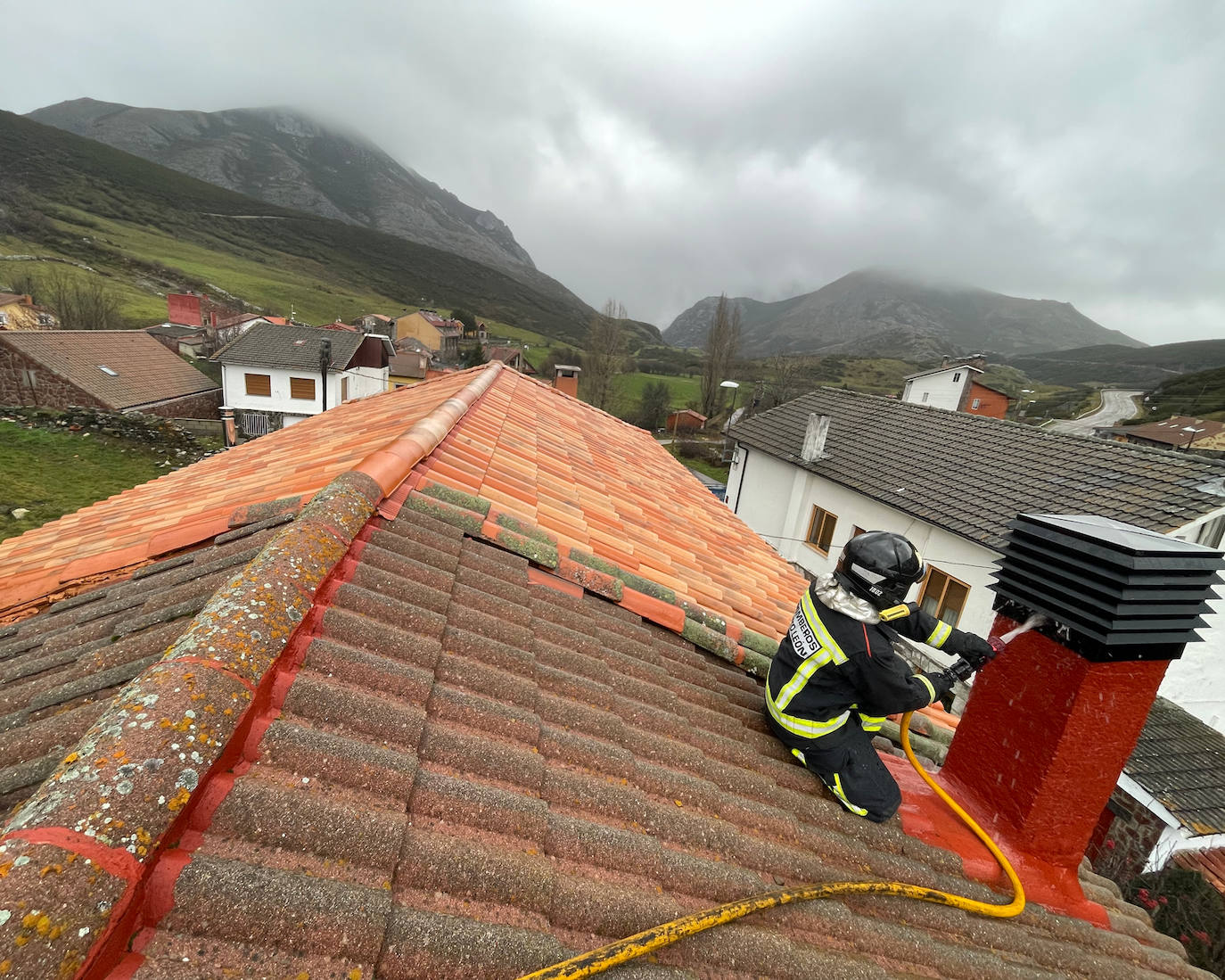 Efectivos de Bomberos de León acuden a sofocar un incendio en una vivienda en Isoba. 