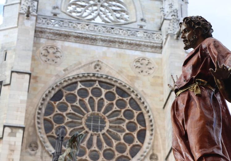 Procesión del Cristo del Gran Poder a su paso por la Catedral de León