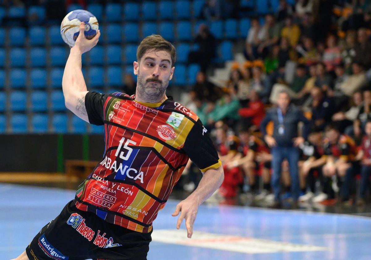 Juan Castro ejecuta un lanzamiento de siete metros en el partido ante el Anaitasuna.