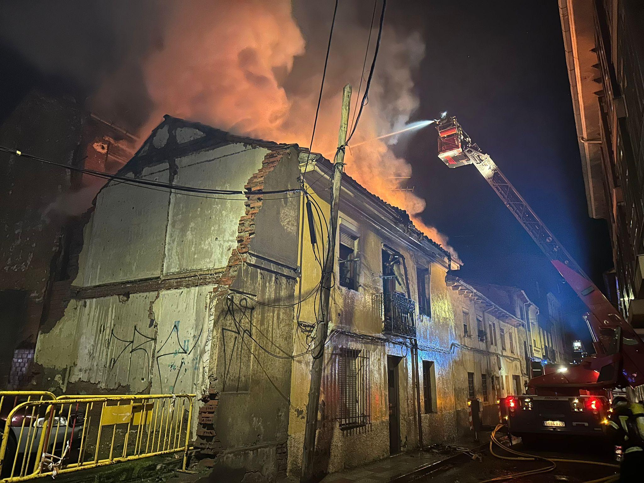 Incendio en una vivienda abandonada en la calle Alfonso el Justiciero de León