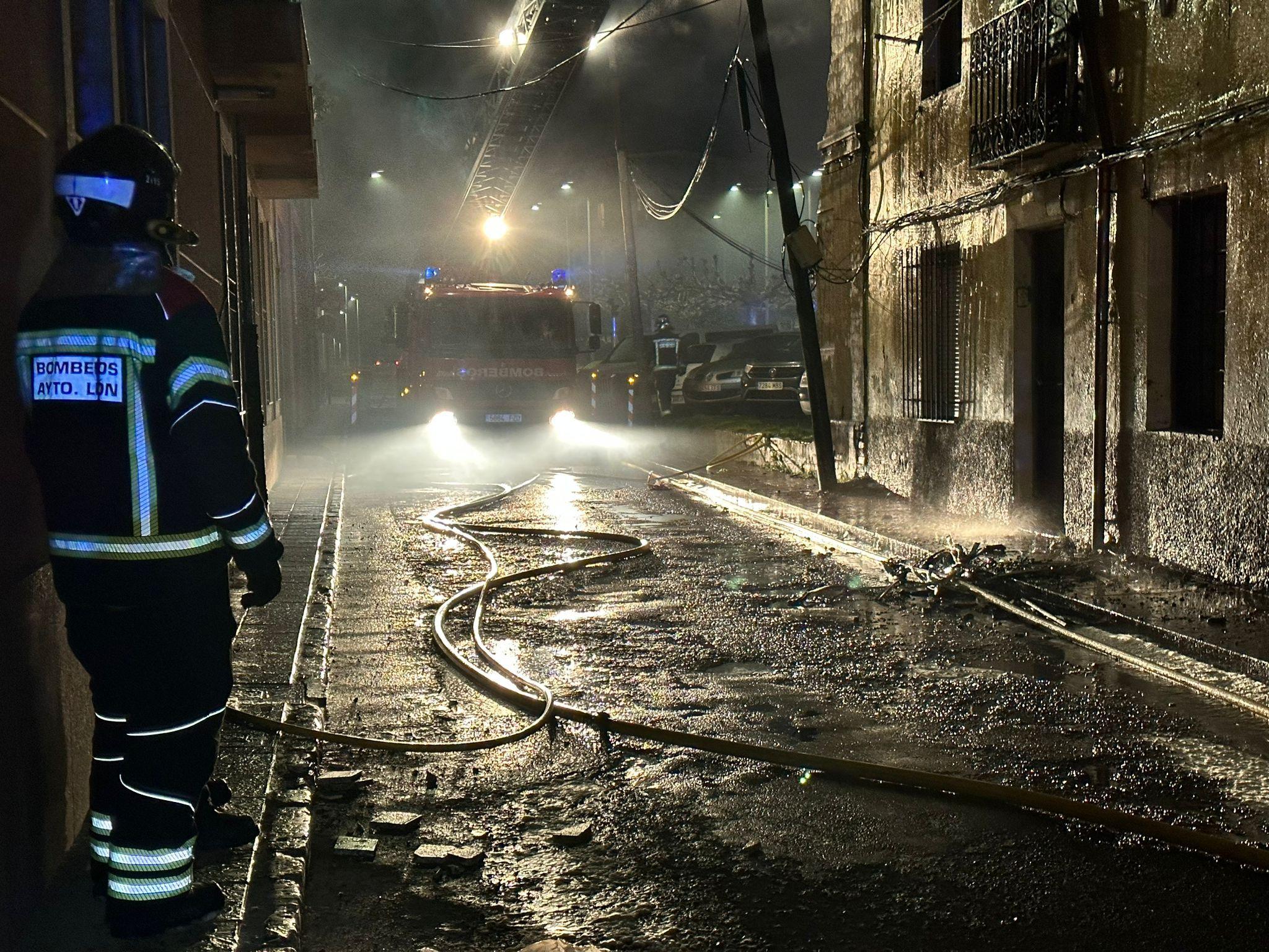 Incendio en una vivienda abandonada en la calle Alfonso el Justiciero de León