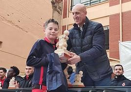 El alcalde de León, José Antonio Diez, durante la entrega de premios en el Trofeo de Minibasket Colegio Leonés.