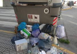 La basura se empieza a acumular en la calles de Ponferrada en el cuarto día de huelga de los trabajadores del servicio.