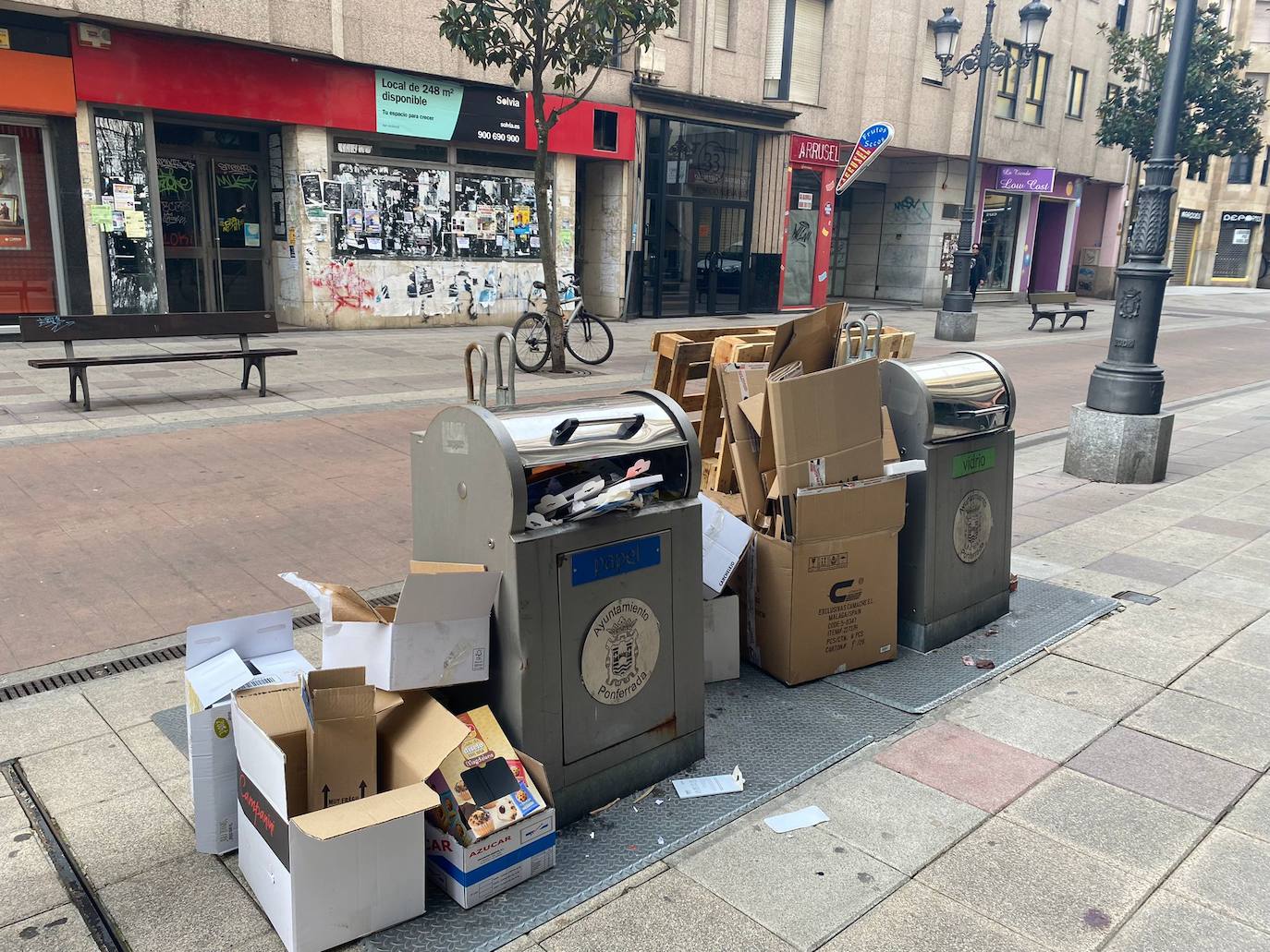 La basura ocupa las calles en Ponferrada