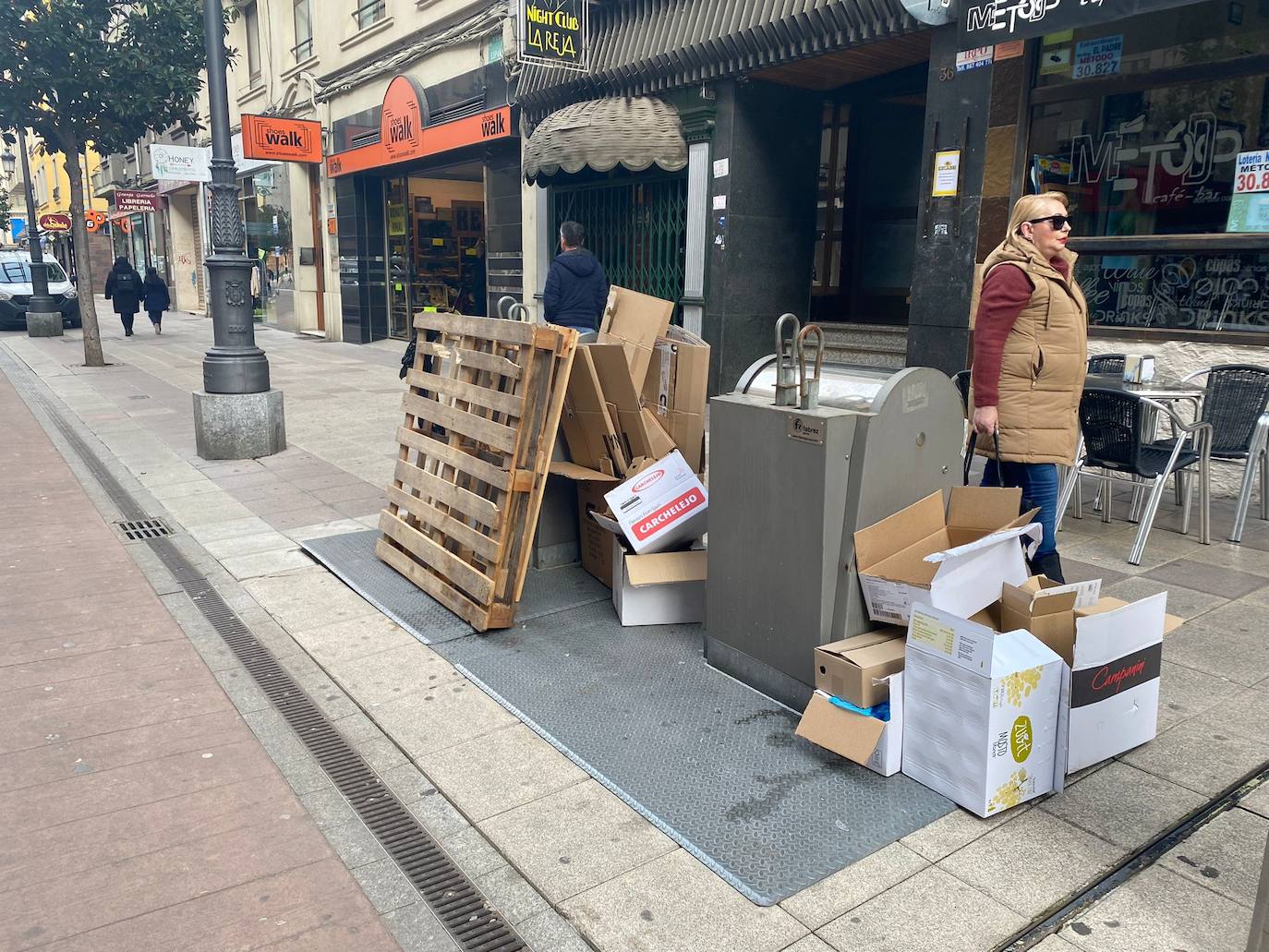 La basura ocupa las calles en Ponferrada