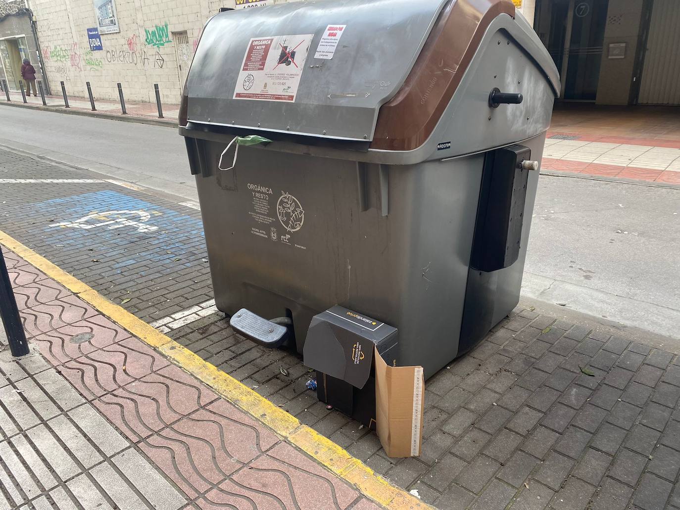 La basura ocupa las calles en Ponferrada