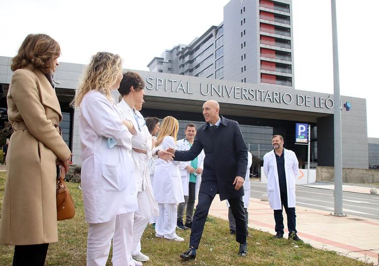 El alcalde de León saluda a los sanitarios durante el homenaje.