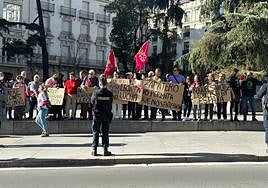 Medio centenar de trepalinos se han plantado ante el Congreso de los Diputados para movilizar su lucha por el soterramiento de Trobajo.