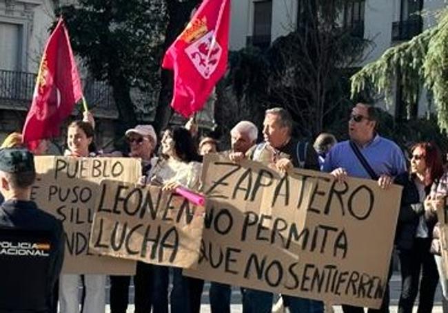 Los vecinos llevaron pancartas para mostrar su lucha