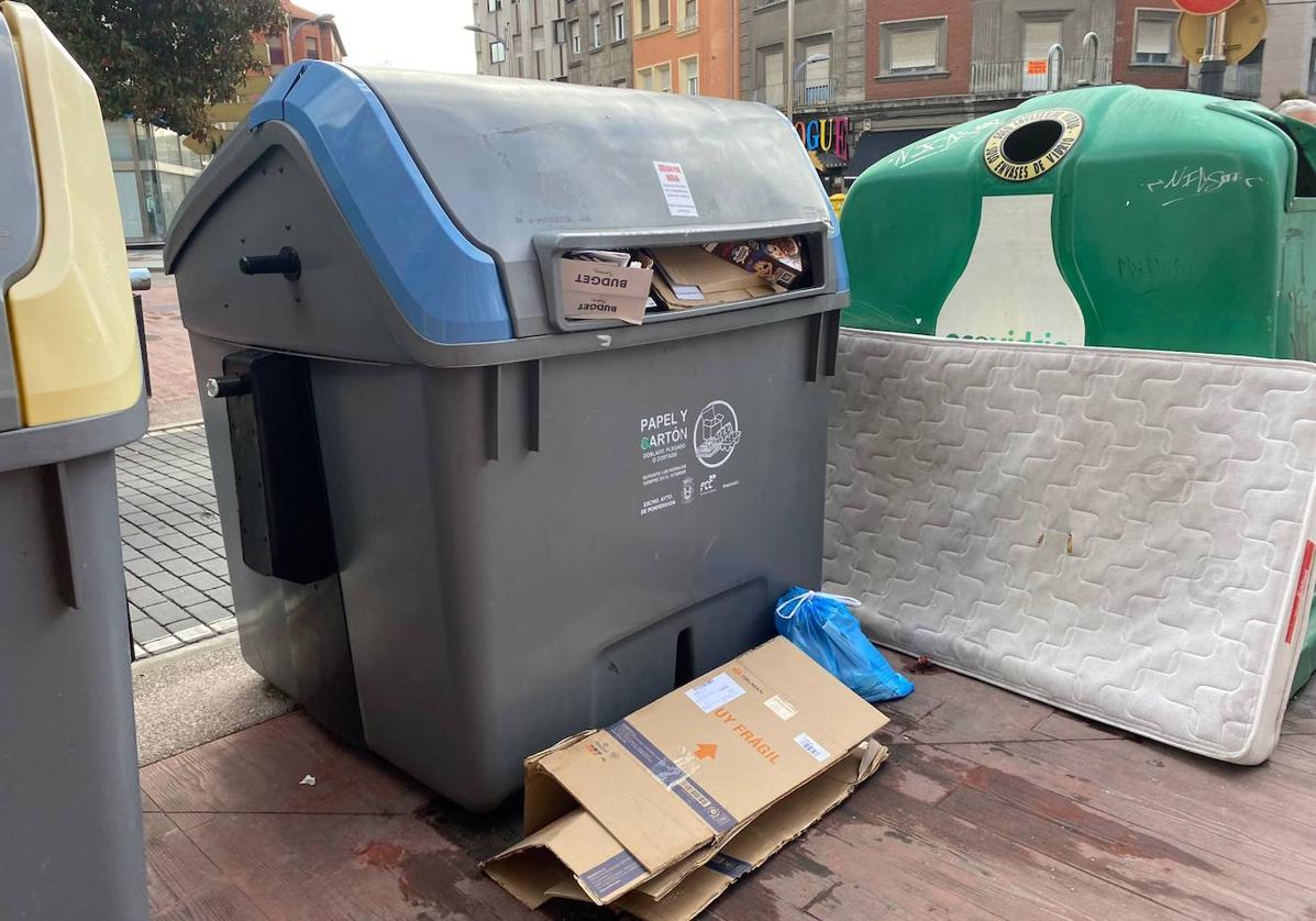 La basura se acumula en las calles de Ponferrada.