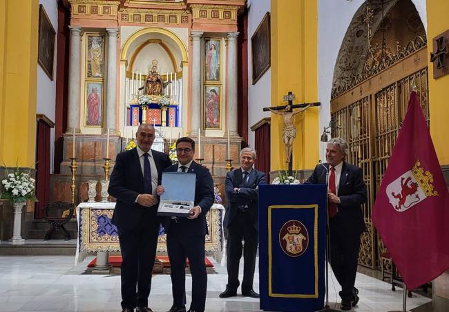 Manuel Ángel Fernández recibe un reconocimiento por su labor.