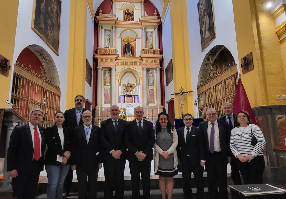 Fotografía de familia de la exaltación de la Semana Santa de León en Sevilla.