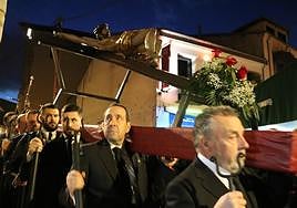 El paso sobre parihuela de Nuestro Señor Jesús de la Redención procesiona por las calles de León.