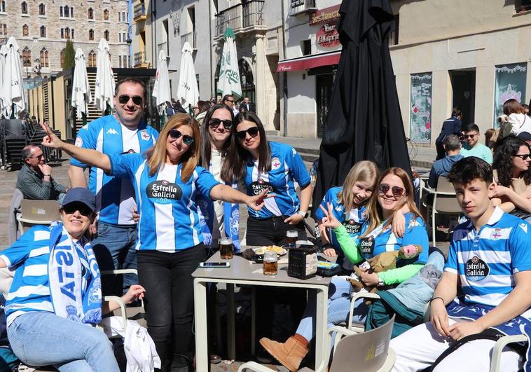 Aficionados del Deportivo por las calles de León.