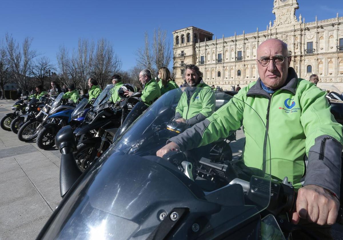 Los miembros de la Asociación posan frente a San Marcos.